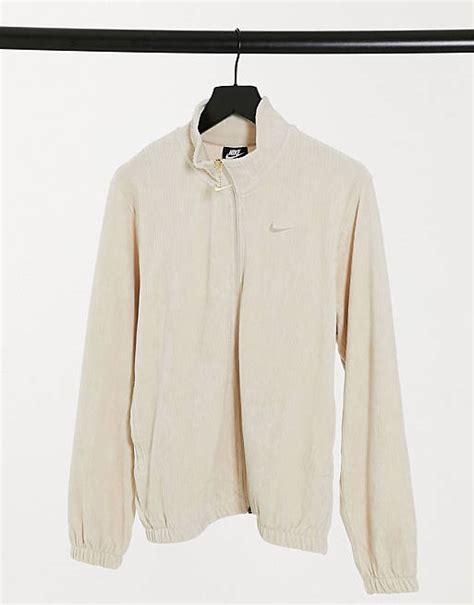 Nike – Trainingsanzug aus Cord in Creme 